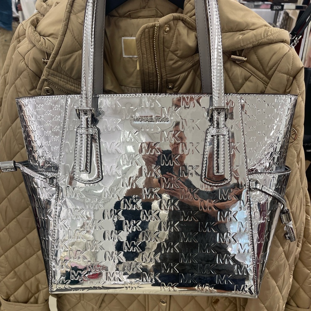 MICHAEL KORS Voyager Large Patent Logo Debossed EW Shoulder Tote Bag
Silver
NWT - Picture 4 of 16